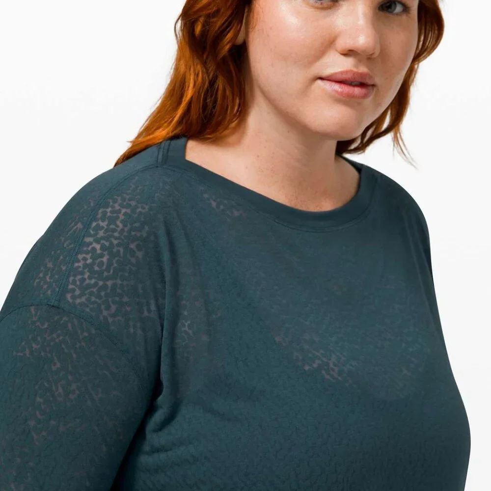 Lululemon Back In Action Long Sleeve Veil Submarine